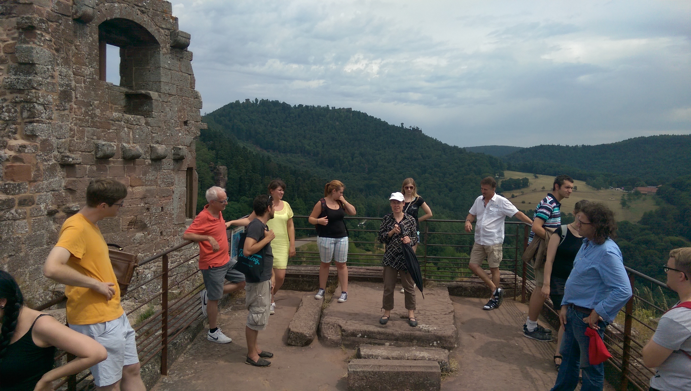 Die Exkursionsteilnehmer auf der besichtigten Burg