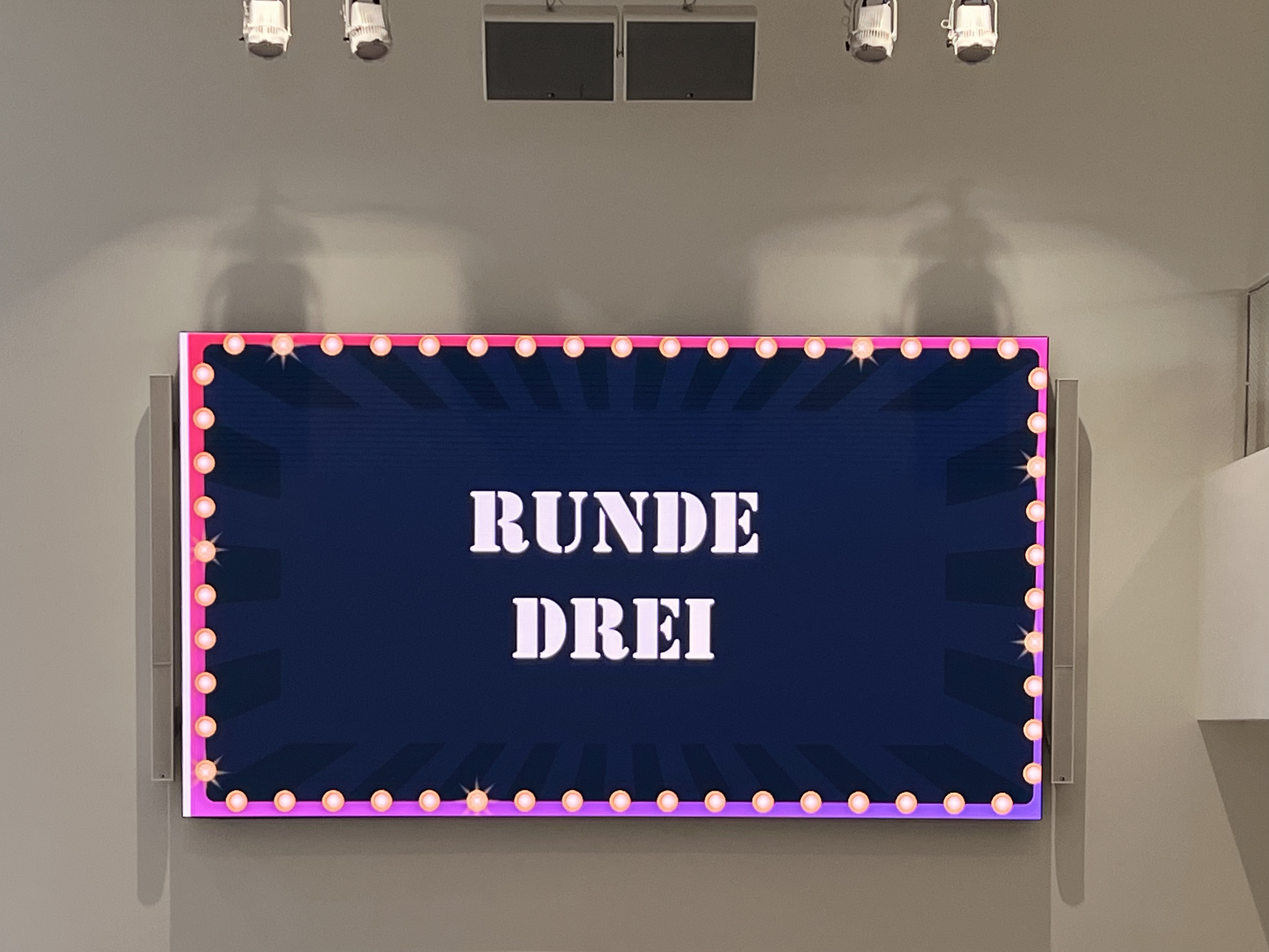 Schriftzug Quiz Runde Drei